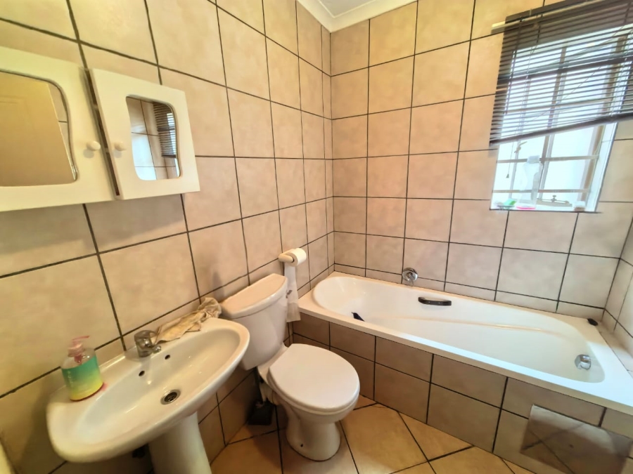 2 Bedroom Property for Sale in Waterval East North West